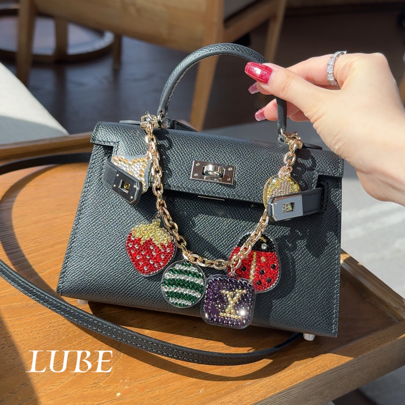 【限定路易链条】歪歪高定手工钻包挂壳壳挂链适用于安卓苹果手机壳