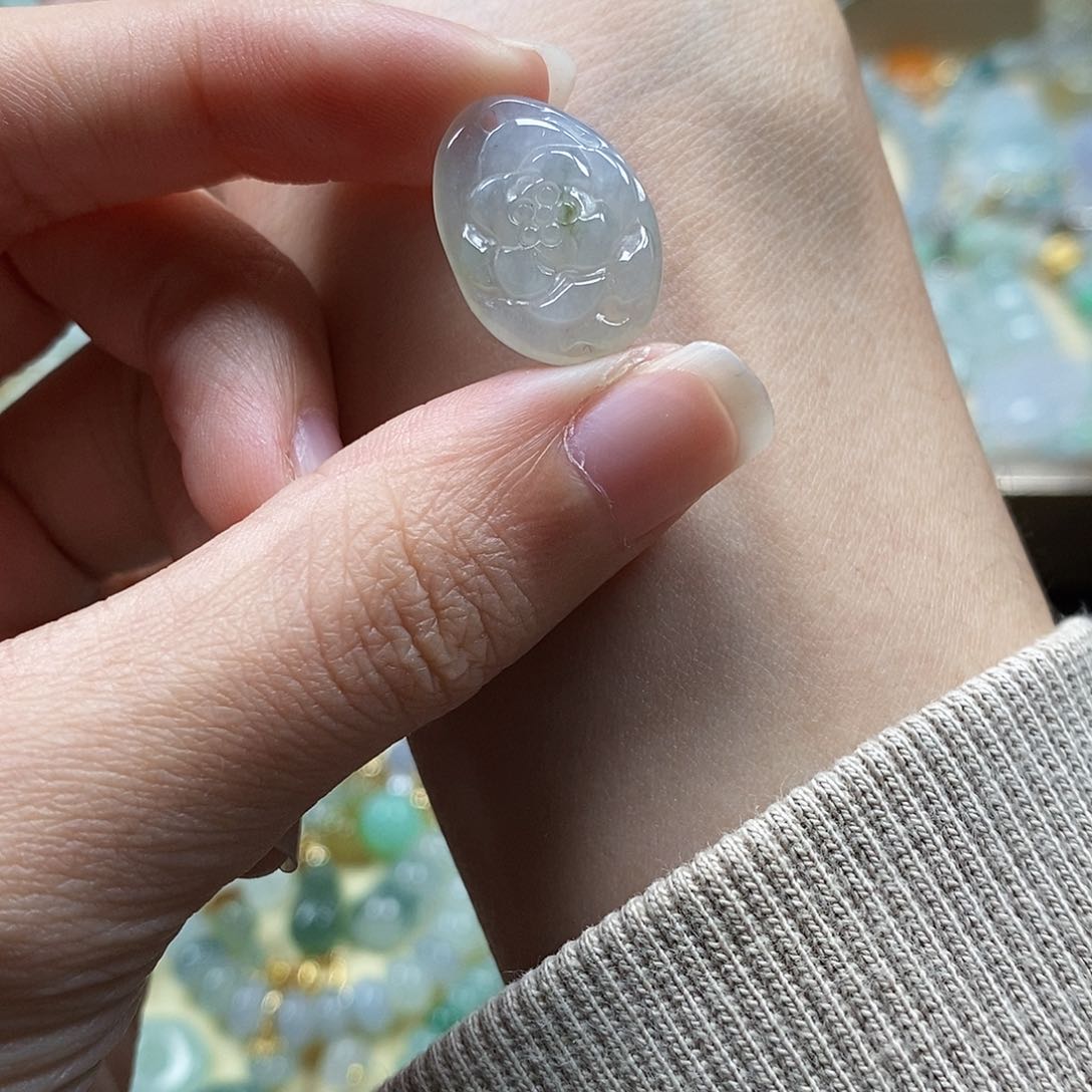 翡翠颈饰未镶嵌闪