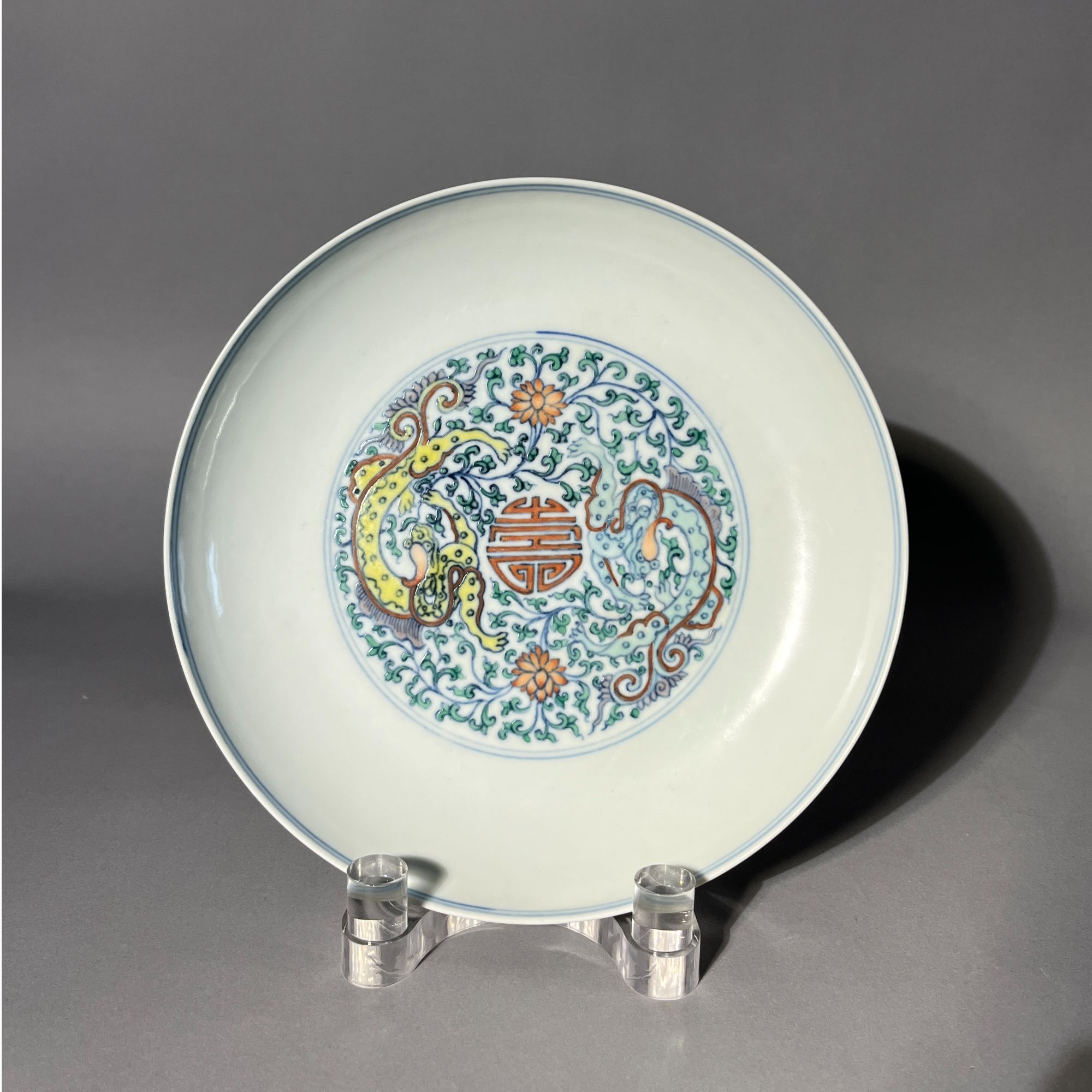 斗彩夔龙捧寿纹折沿盘