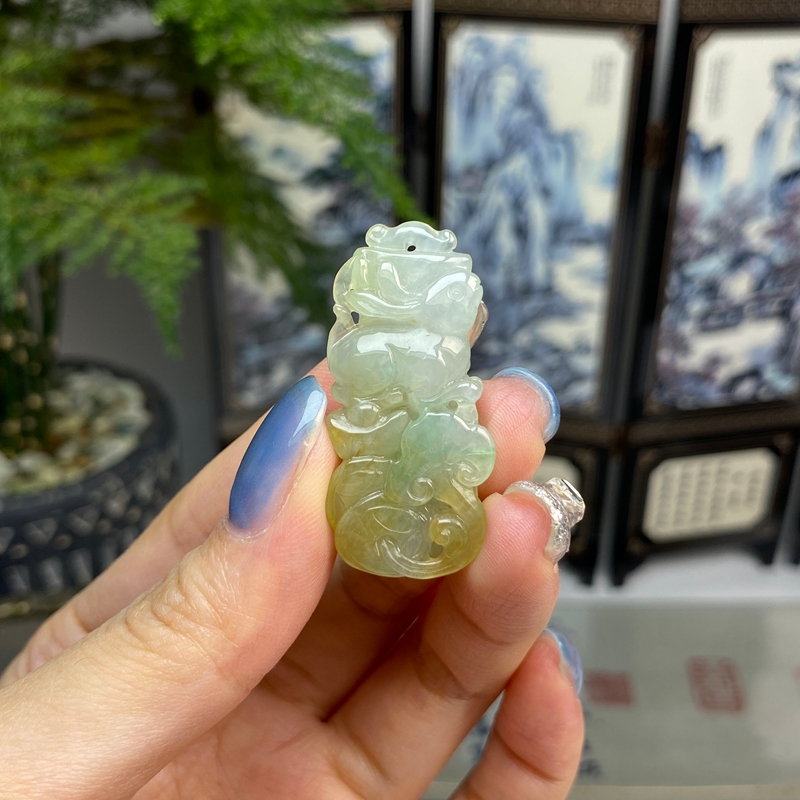 黄加绿生肖兔挂件 天然翡翠A货