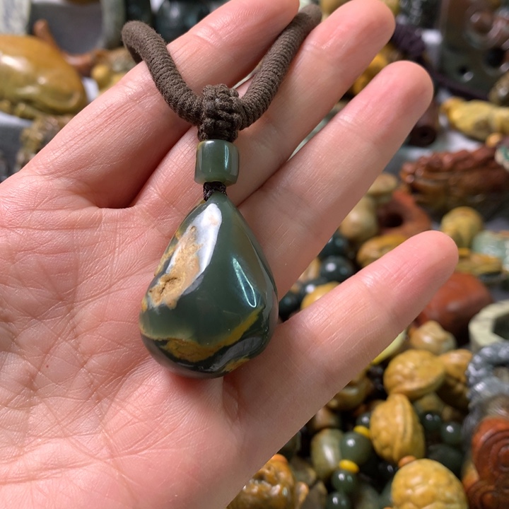 未镶嵌岫岩河磨玉（透闪石质玉）把件