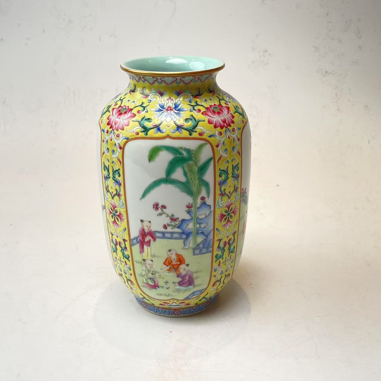 清乾隆黄地开窗人物瓶BY08X0212