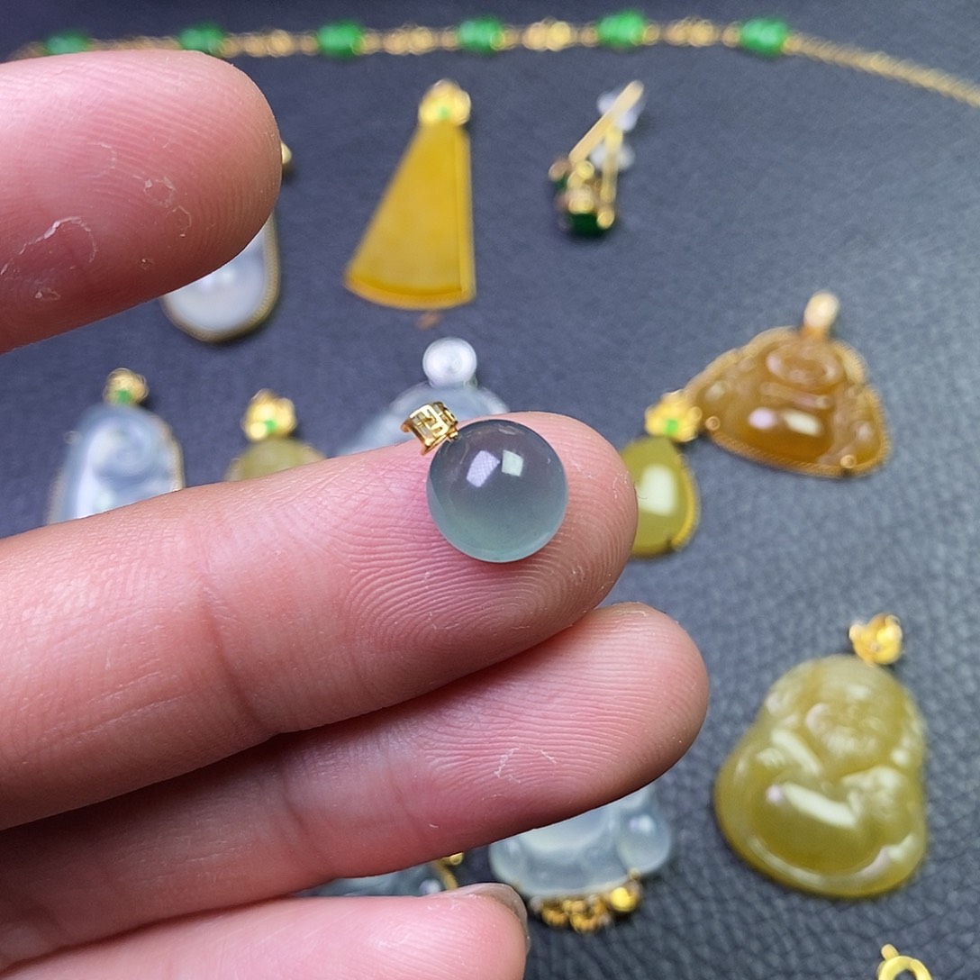 颈饰18K金镶嵌翡翠