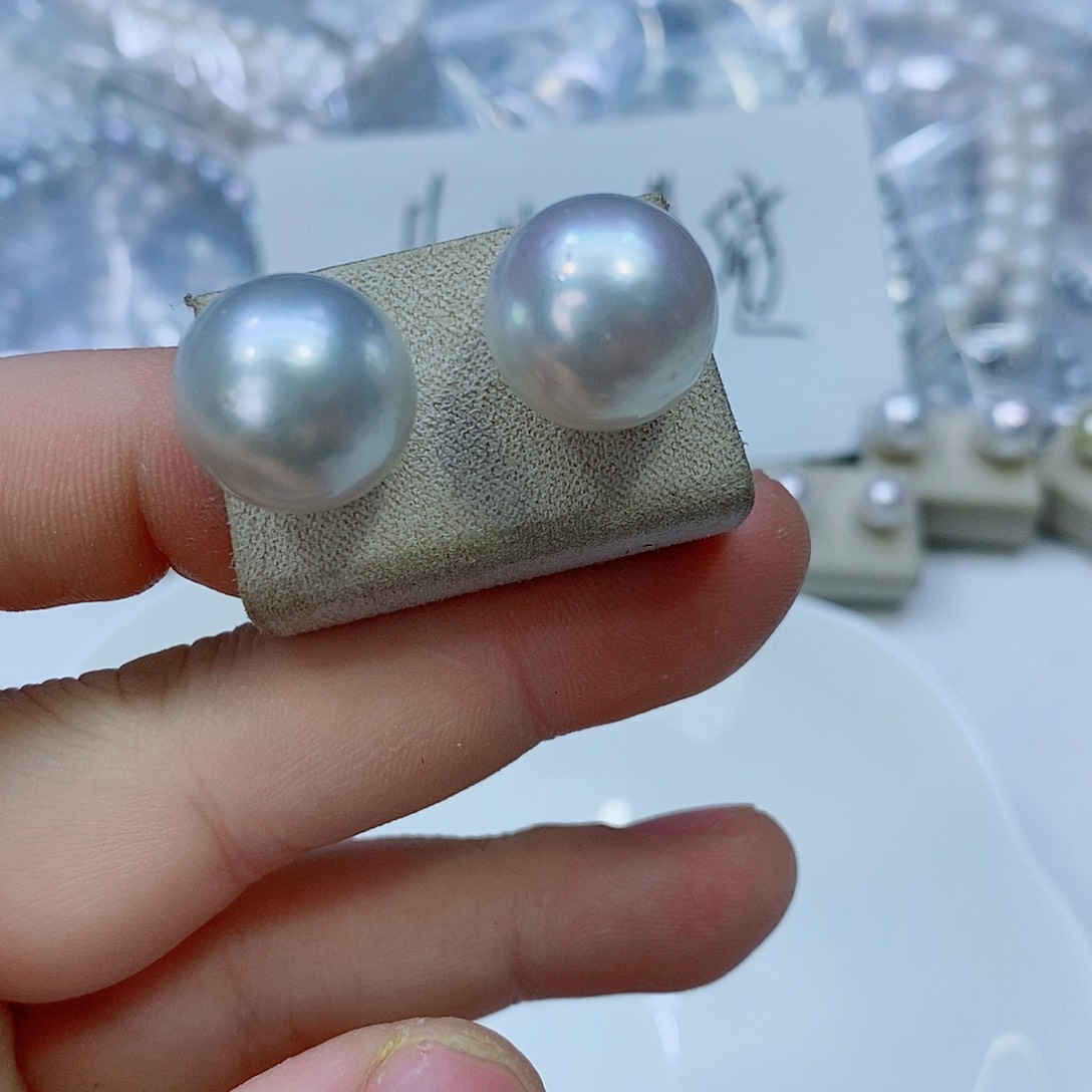 18K金镶嵌海水珍珠耳饰