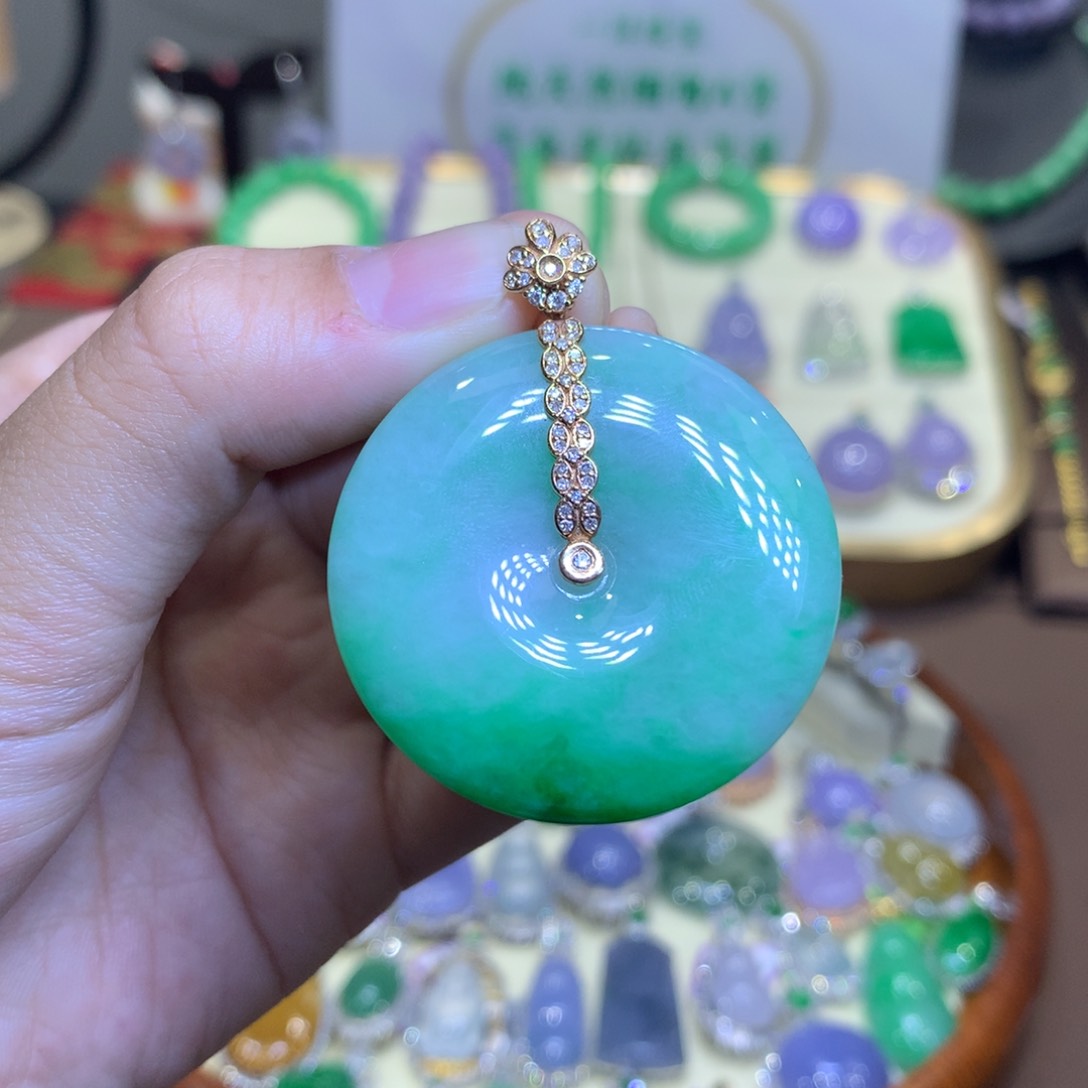 翡翠18K金镶嵌颈饰翡翠