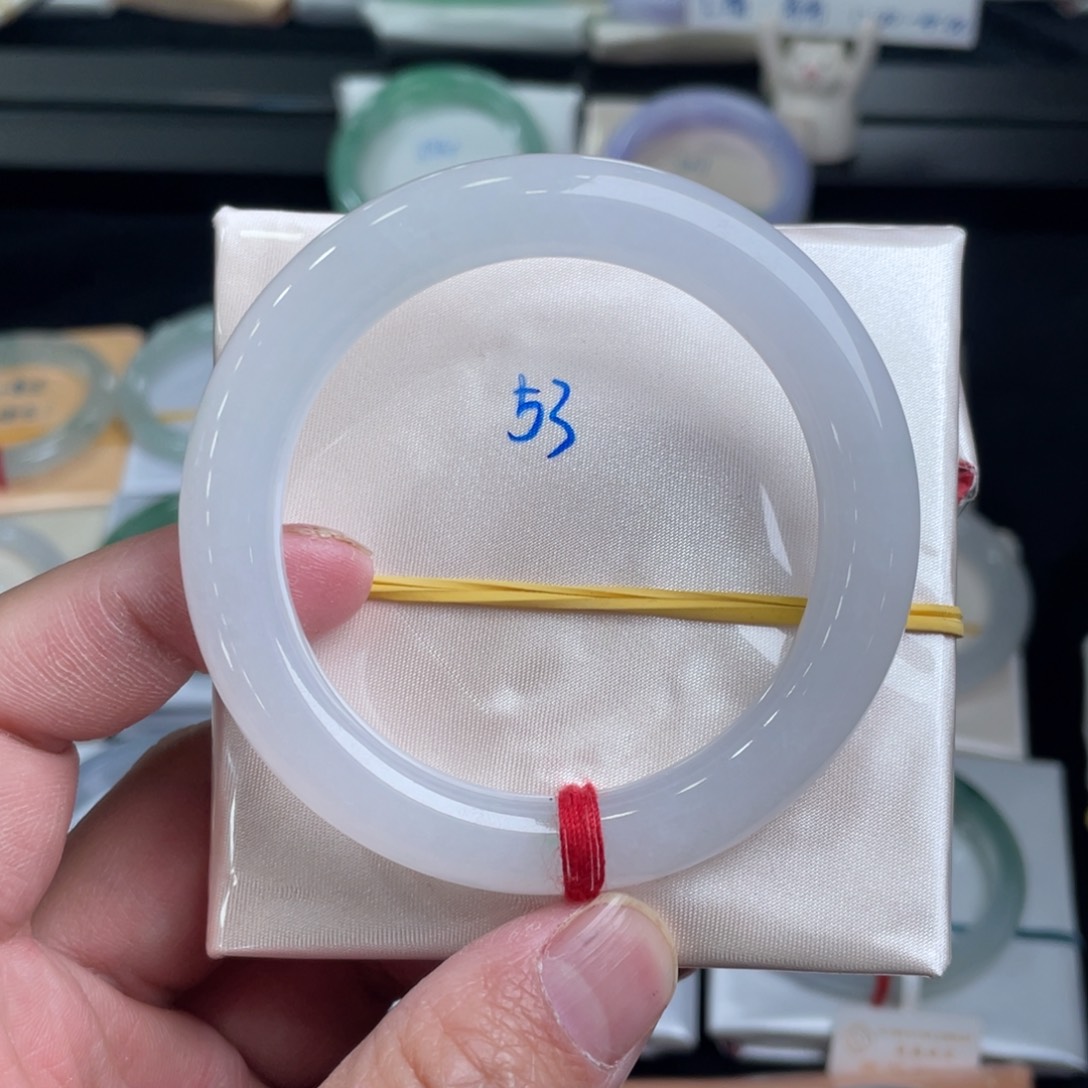 翡翠手镯未镶嵌翡翠手镯