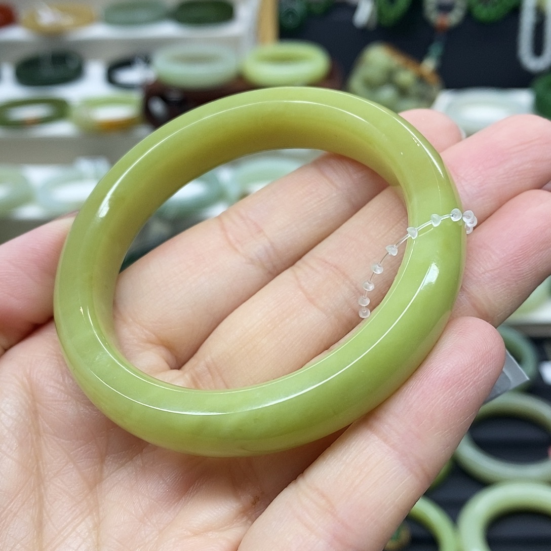 和田玉未镶嵌手镯