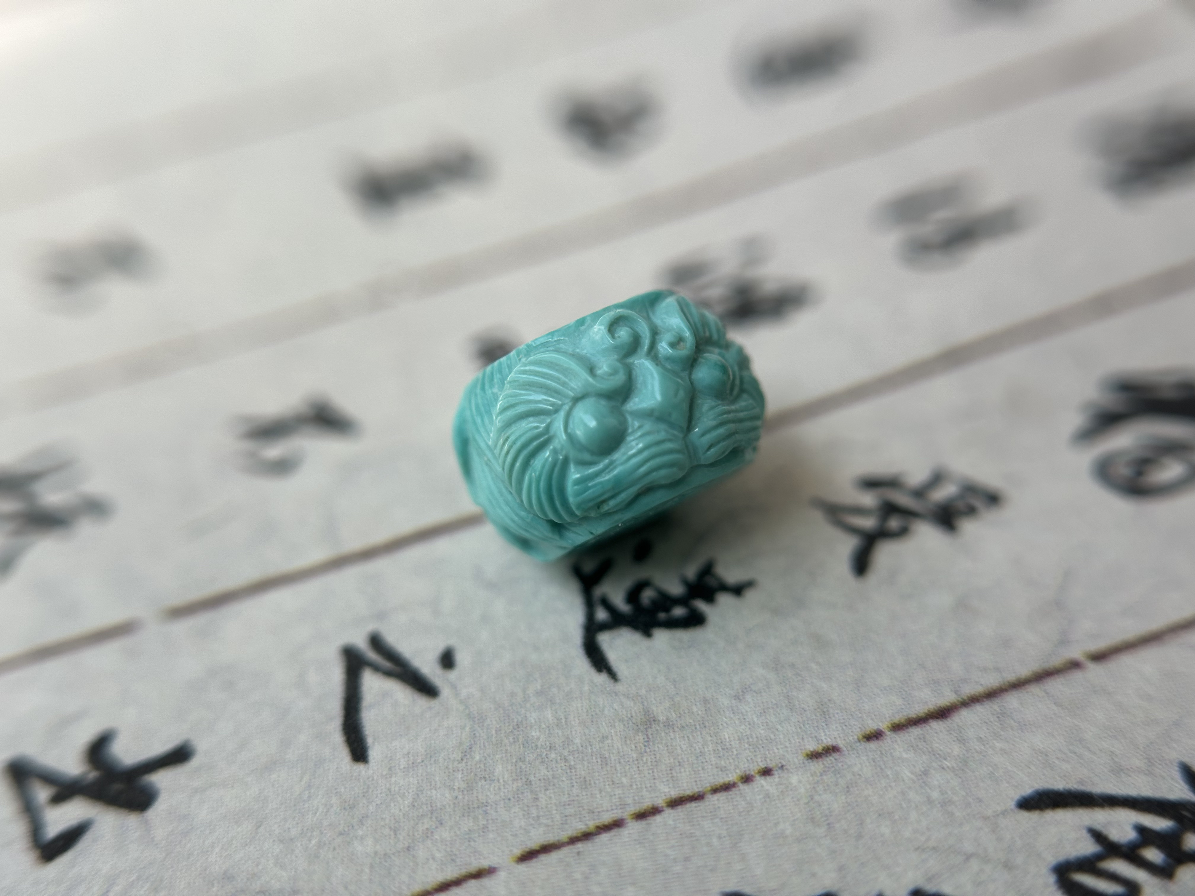 湖北天然原矿高瓷果冻料绿松石直切醒狮隔珠文玩配饰尺寸9mmx6mm