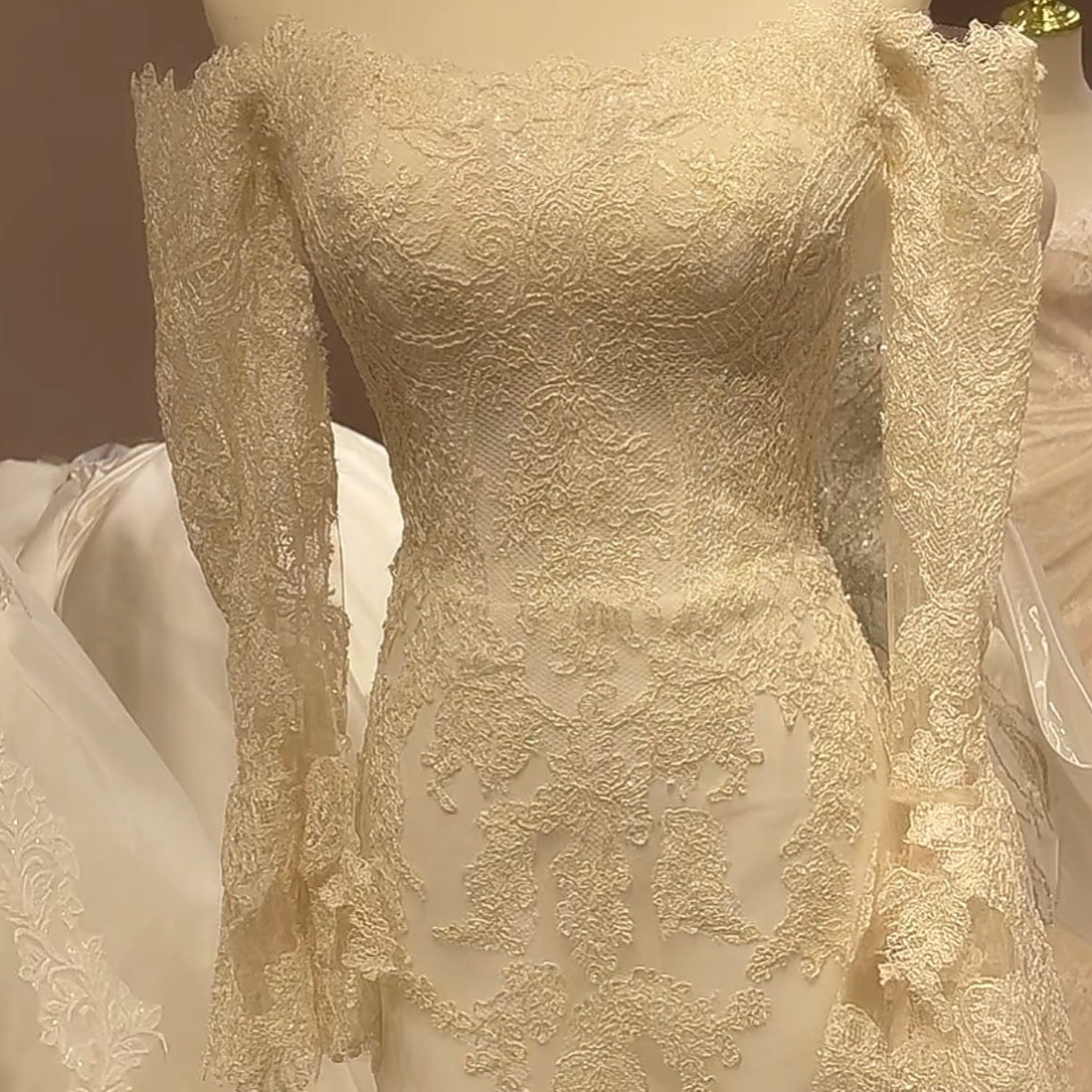 重工高级蕾丝一字肩鱼尾轻婚纱适合新娘迎宾穿着