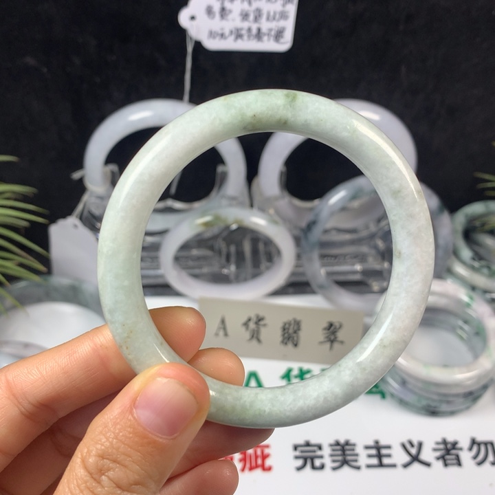 翡翠未镶嵌手镯24号。 56圈