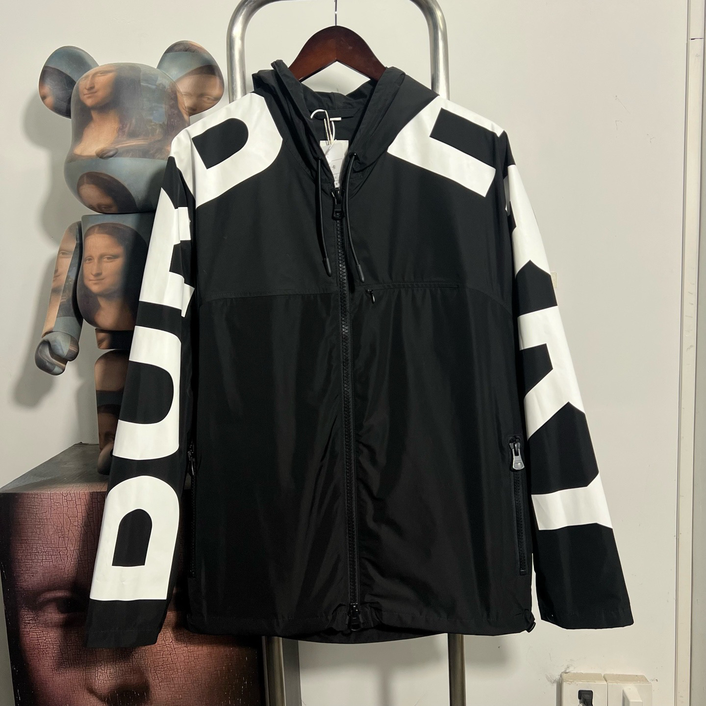 99新 BURBERRY/博柏利 手臂logo冲锋衣尺码：S 衣长75 胸围61