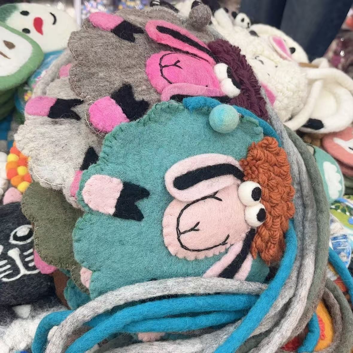 手工羊毛毡绵羊斜挎包  颜色随机发不指定