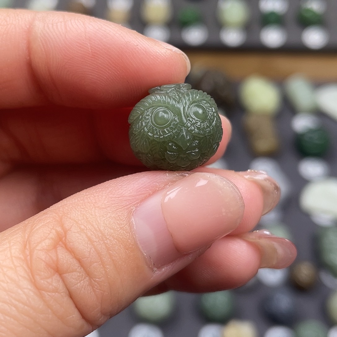 和田玉颈饰未镶嵌湖水绿猫头鹰珠