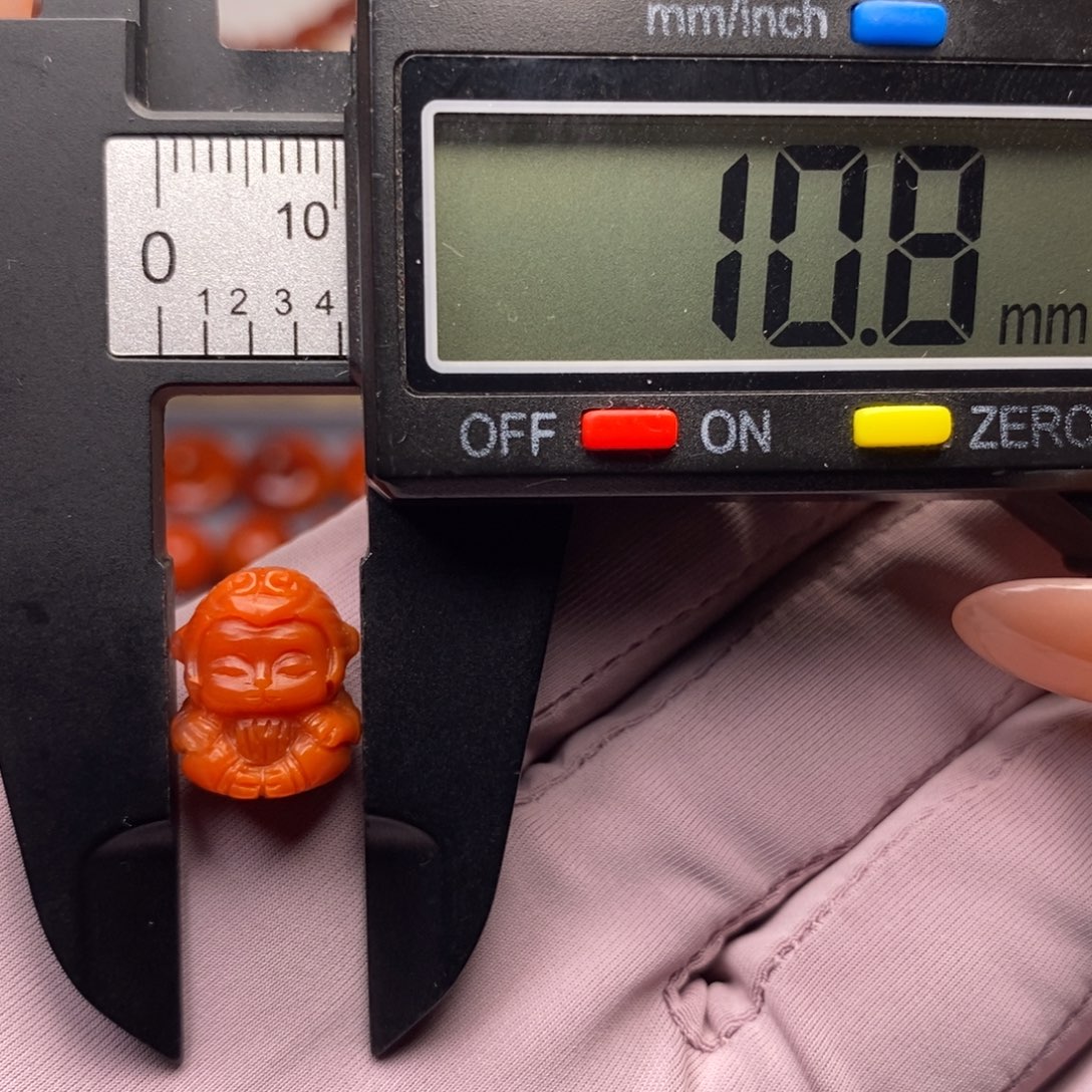 南红玛瑙未镶嵌配饰小猴子 微瑕孔道