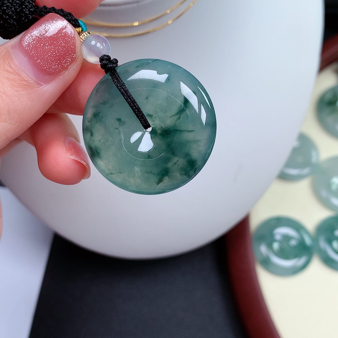 翡翠颈饰未镶嵌平安扣