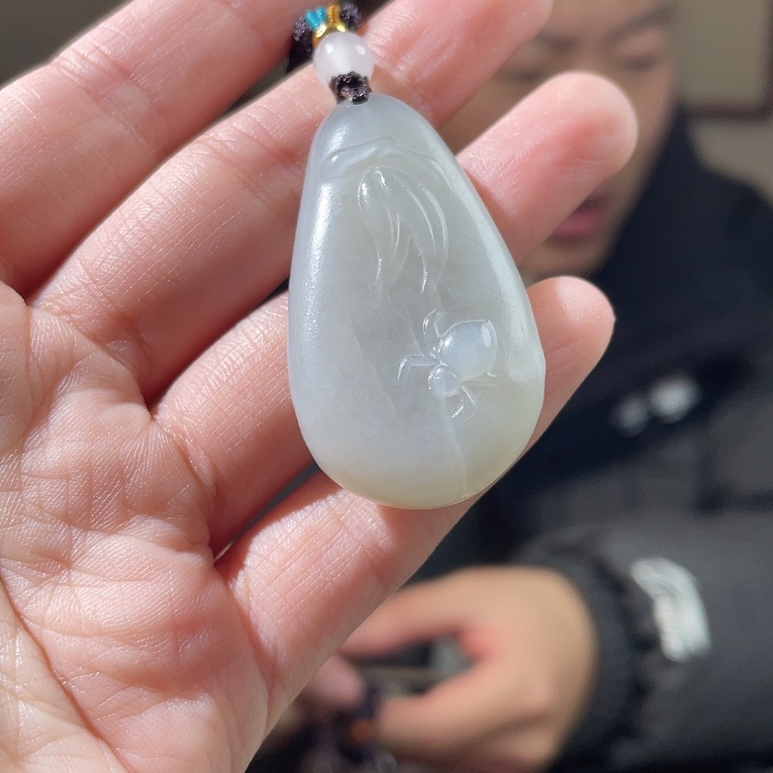 和田玉未镶嵌颈饰有裂纹