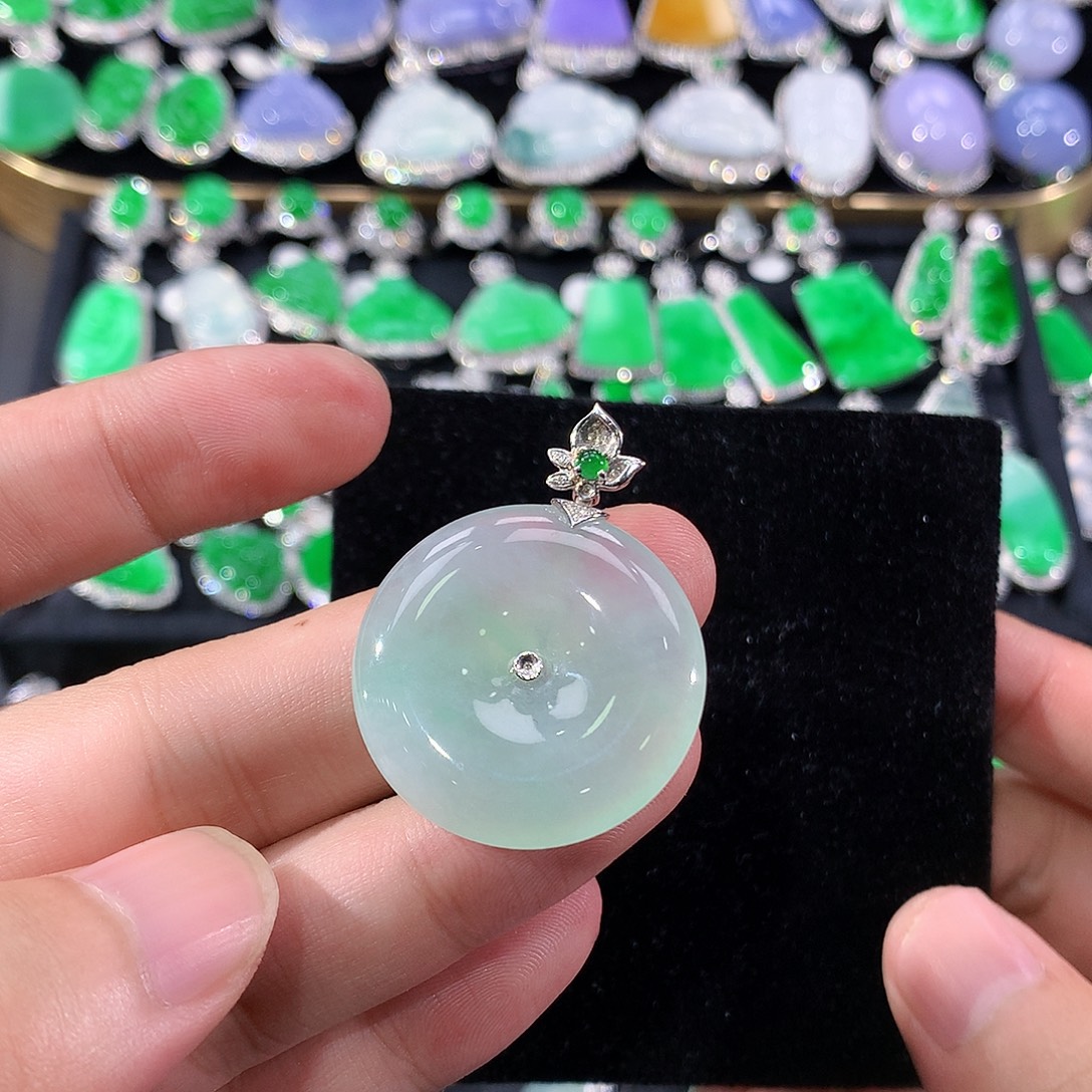 翡翠18K金镶嵌颈饰