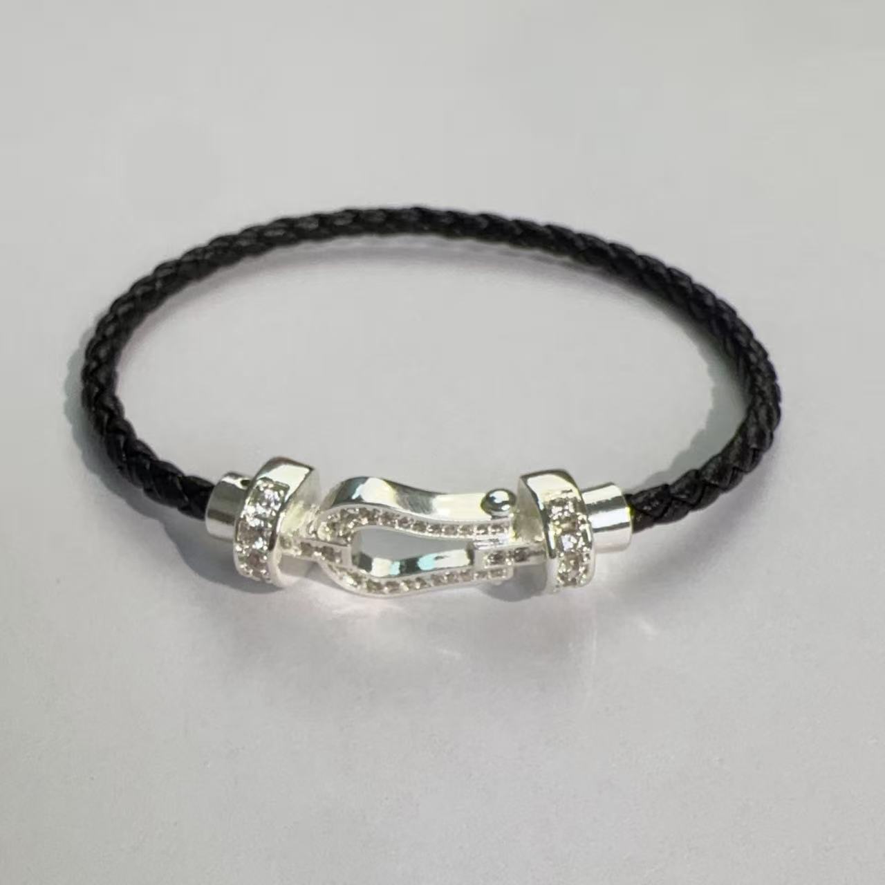 皮质手链 带细节黑银马蹄扣手环346