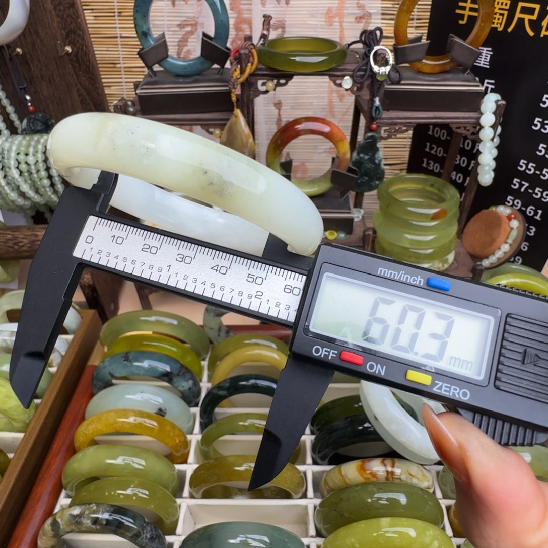 兔***叽蛇纹石玉未镶嵌手镯