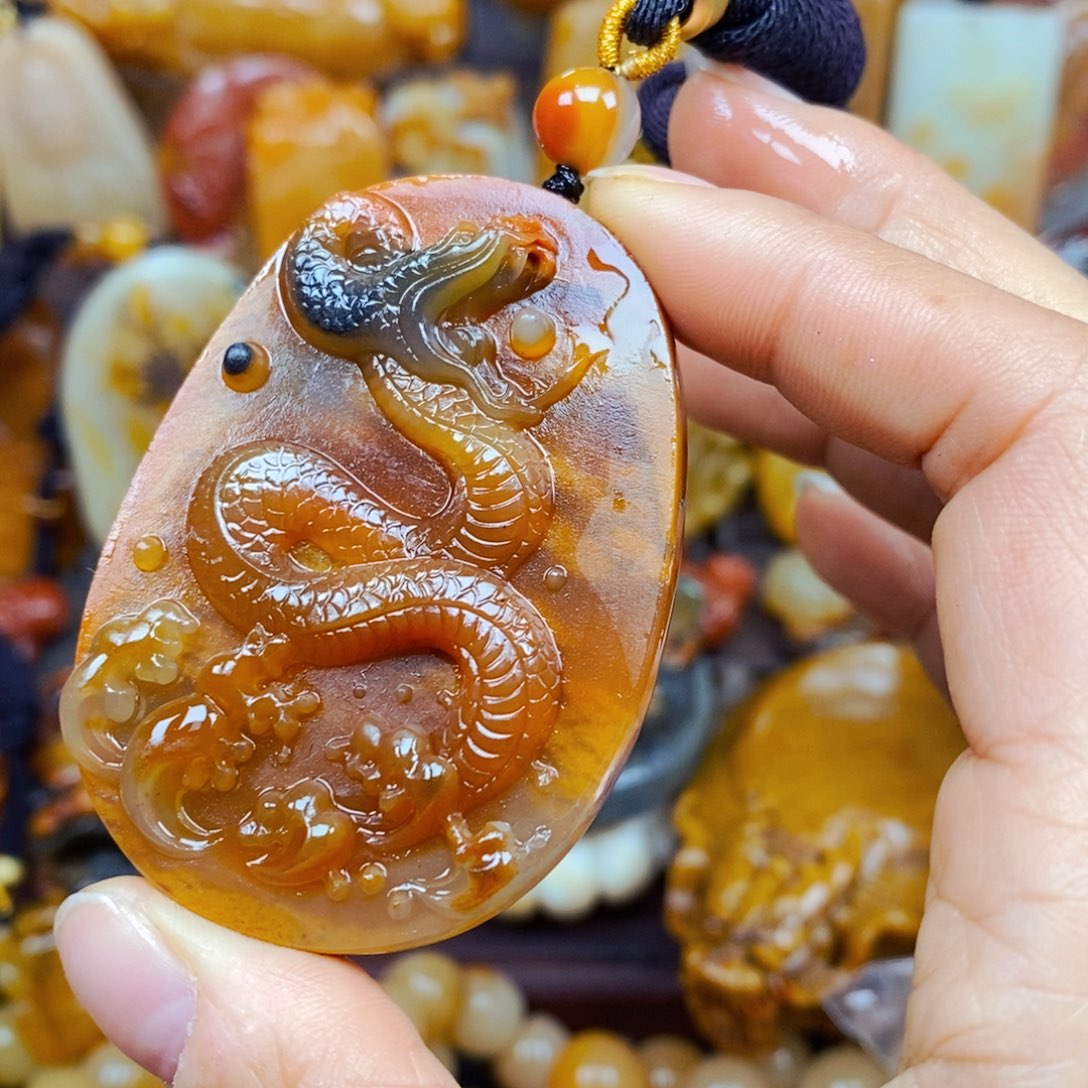 石英质玉（黄龙玉）颈饰未镶嵌