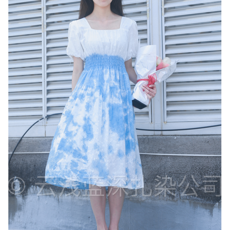 云浅蓝深 扎染蝴蝶刺绣方领系带裙