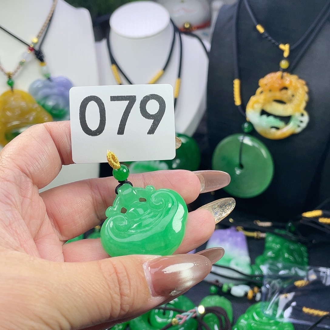 翡翠未镶嵌吊坠(赠链)