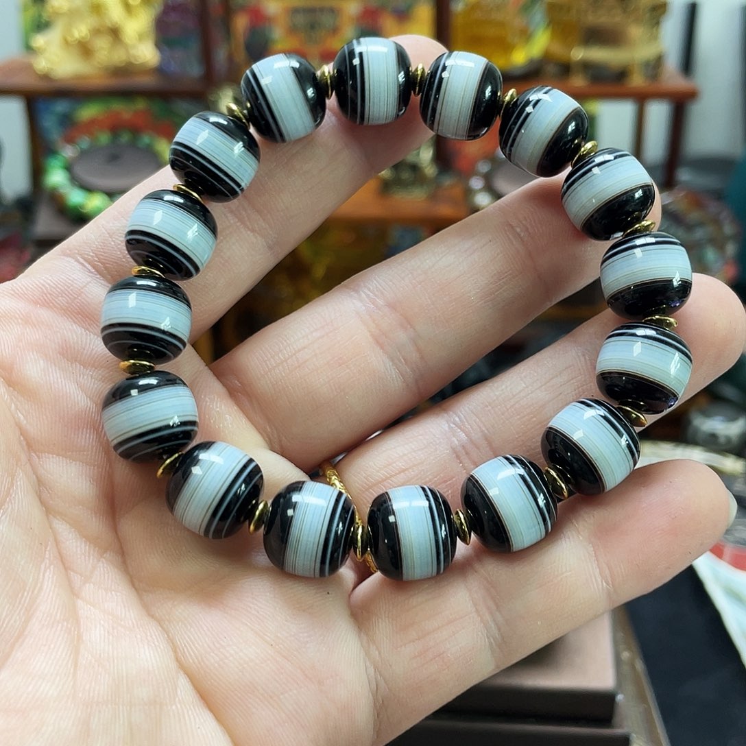 未镶嵌多样性发一条玛瑙/玉髓