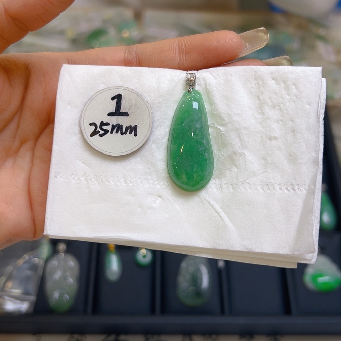 翡翠颈饰18K金镶嵌翡翠