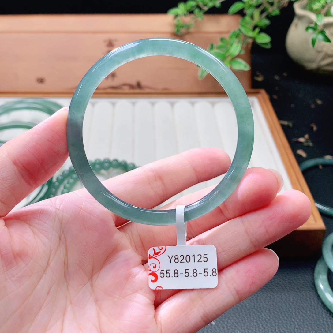 翡翠未镶嵌手镯（圆镯）