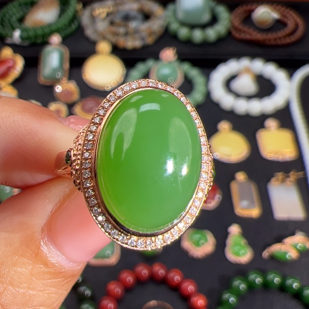 和田玉（碧玉）果绿翠色无包容戒指18K金镶嵌