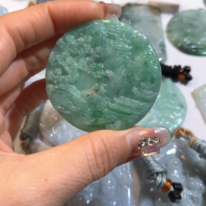 翡翠颈饰未镶嵌翡翠