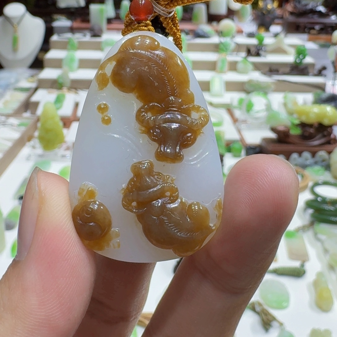 和田玉（糖玉）未镶嵌颈饰和田玉糖白扭转乾坤牛牌子挂件
