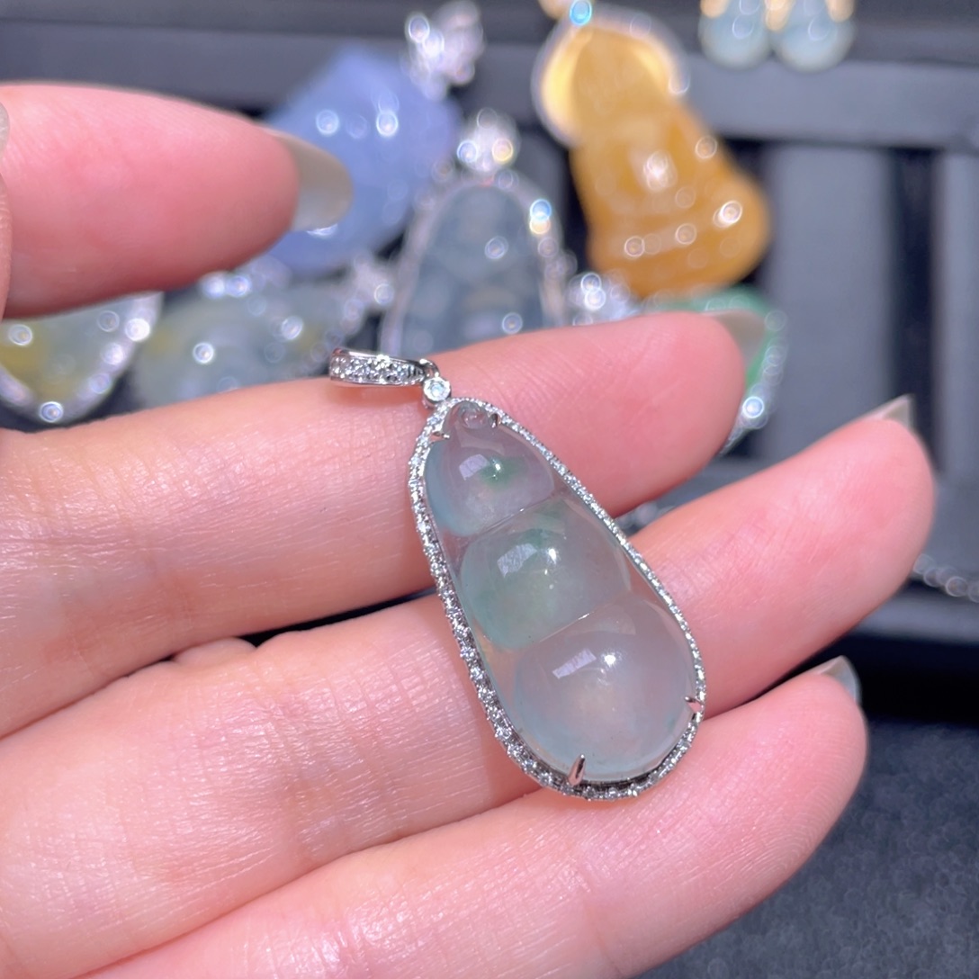 颈饰18K金镶嵌翡翠翡翠