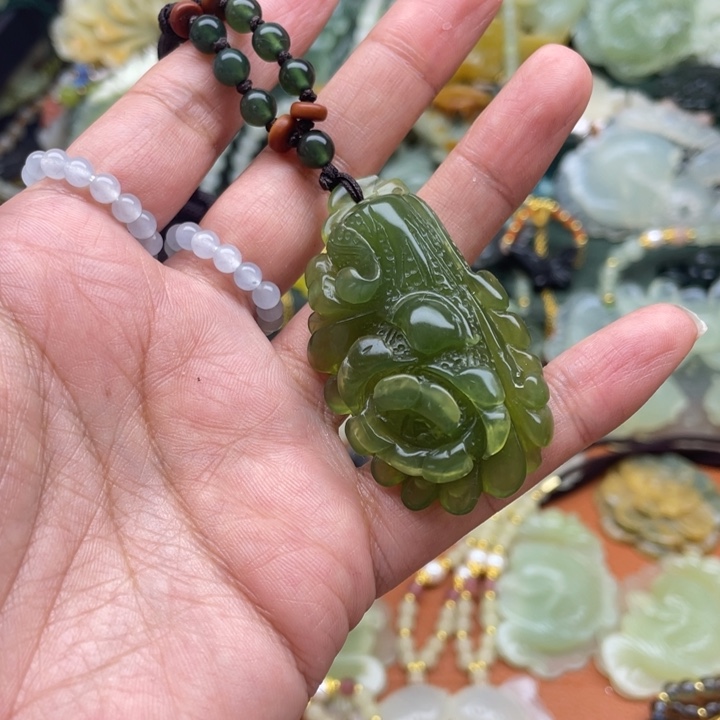 蛇纹石玉未镶嵌吊坠