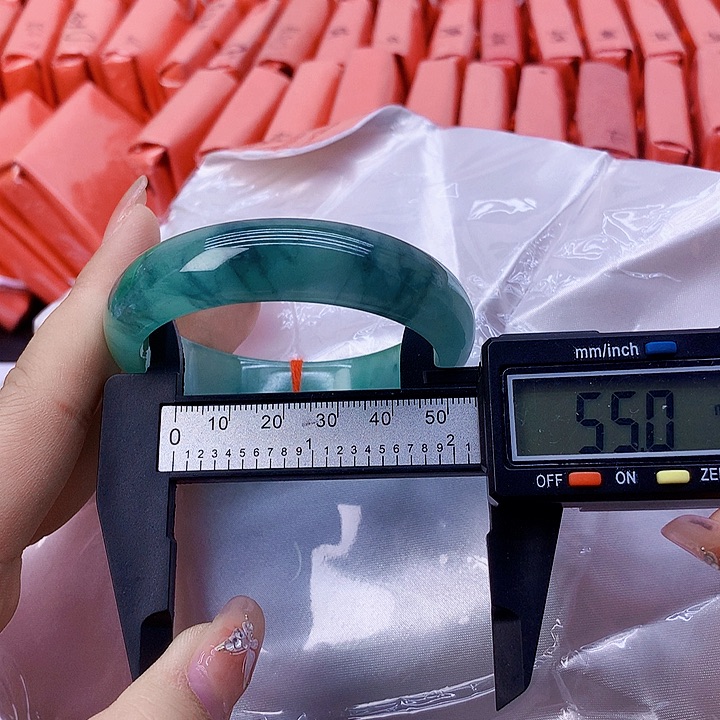 翡翠手镯未镶嵌7。   