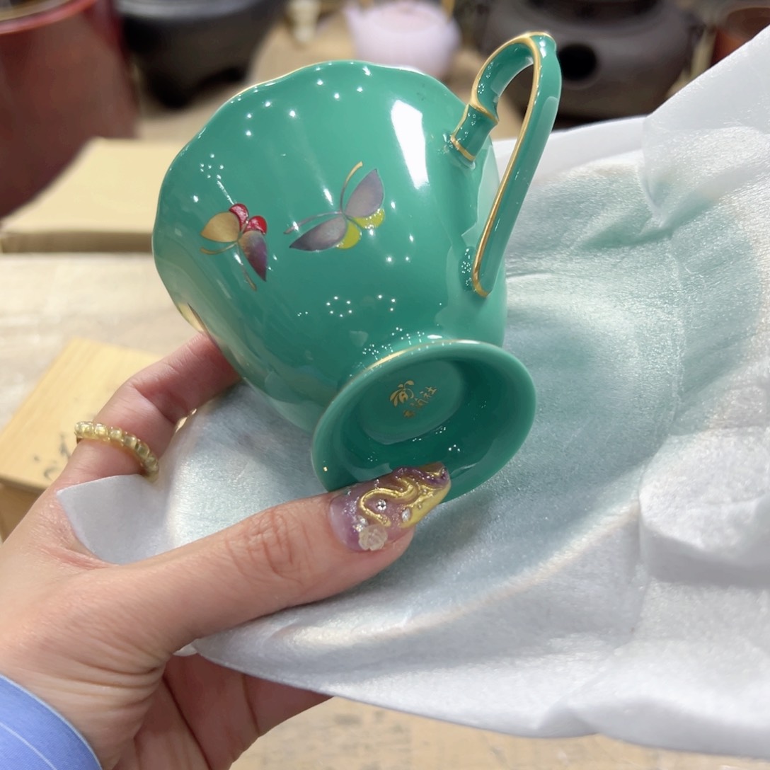 瓷片陶瓷的表面有许多白色