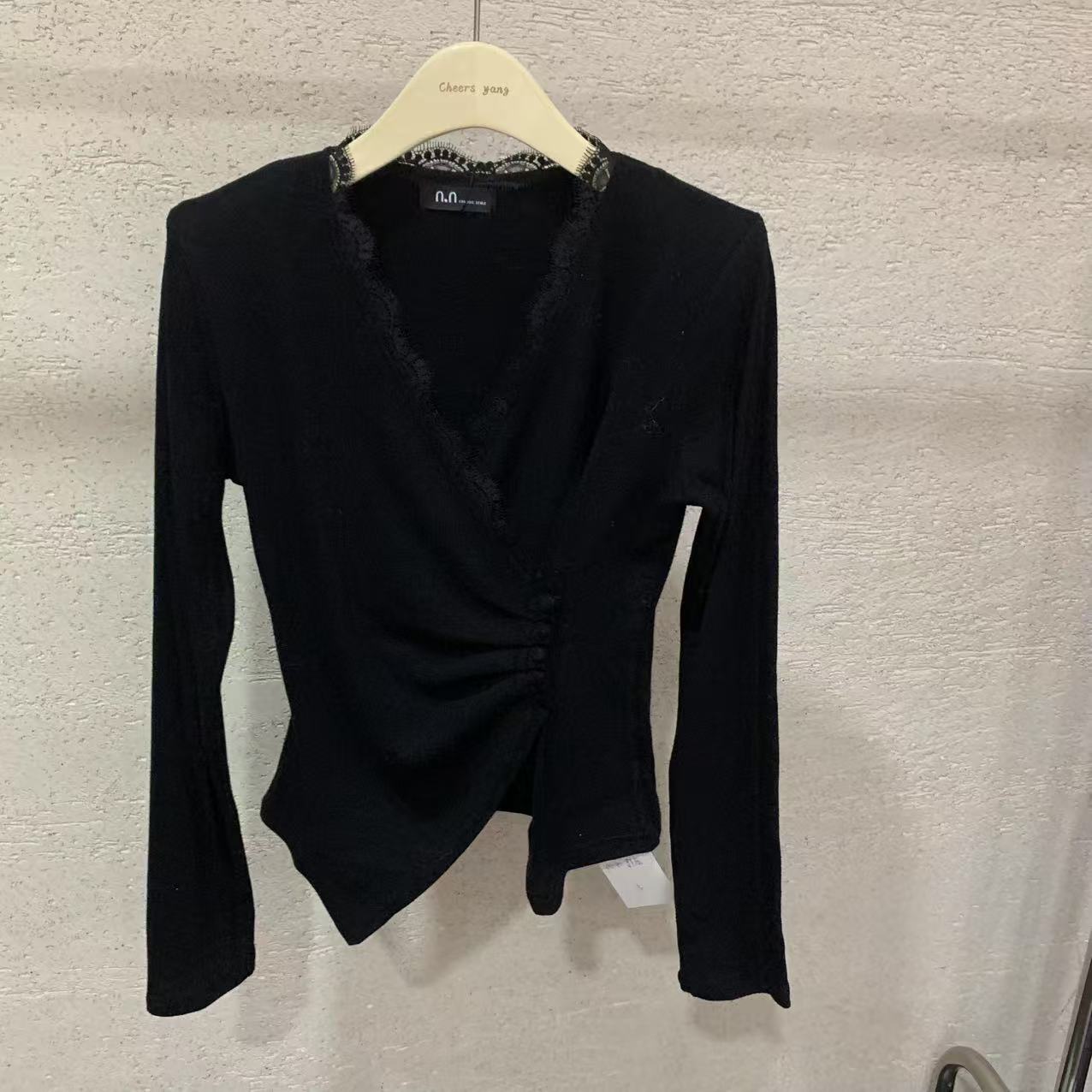 【 雨•美 推荐 】6660黑色V领多扣打底上衣