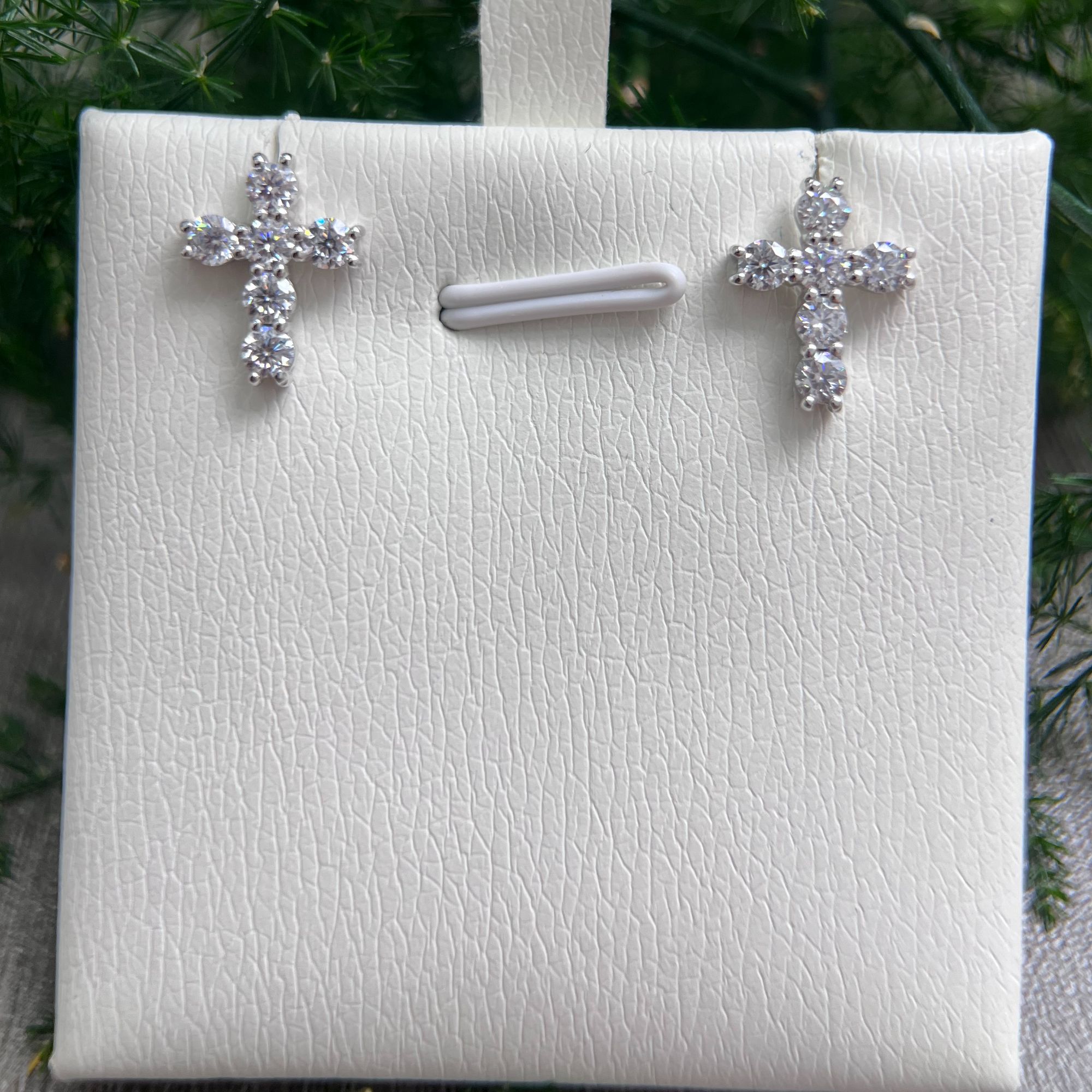 铂金镶嵌十字架耳钉