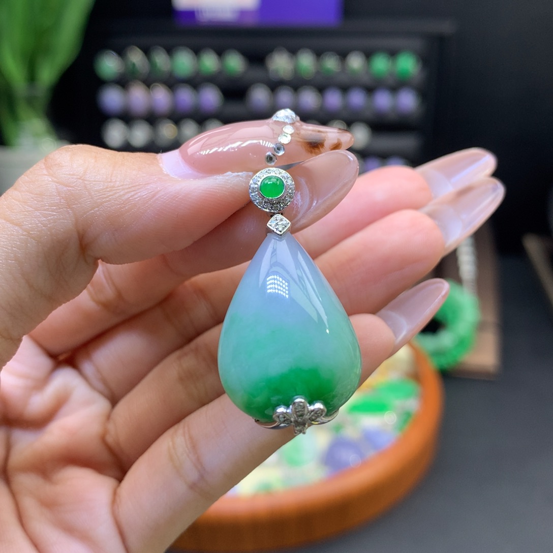 翡翠18K金镶嵌颈饰