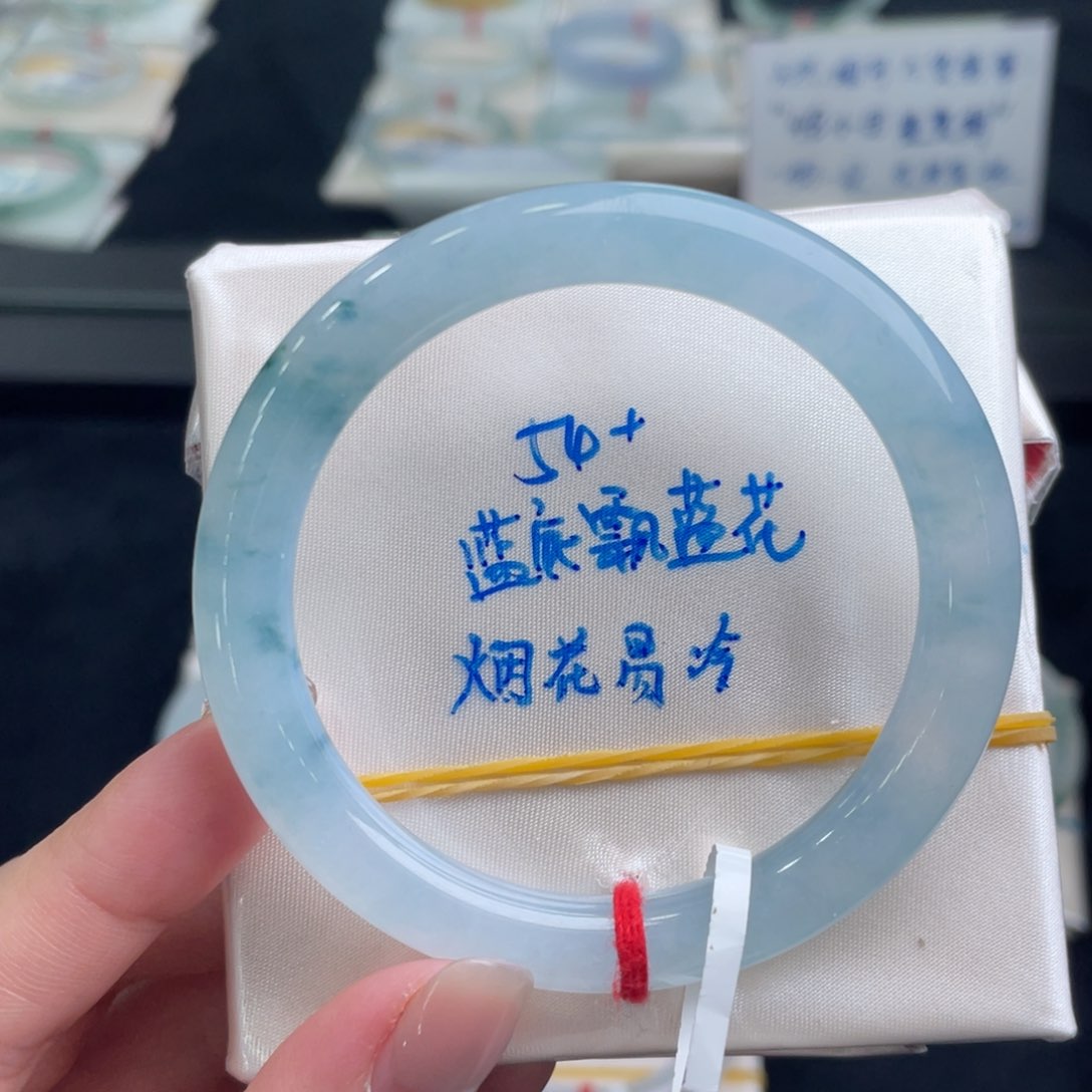 翡翠手镯未镶嵌翡翠