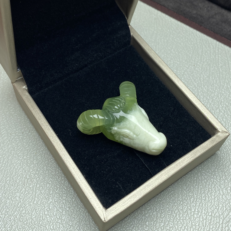 岫玉冰黄口料小羊头精美挂件