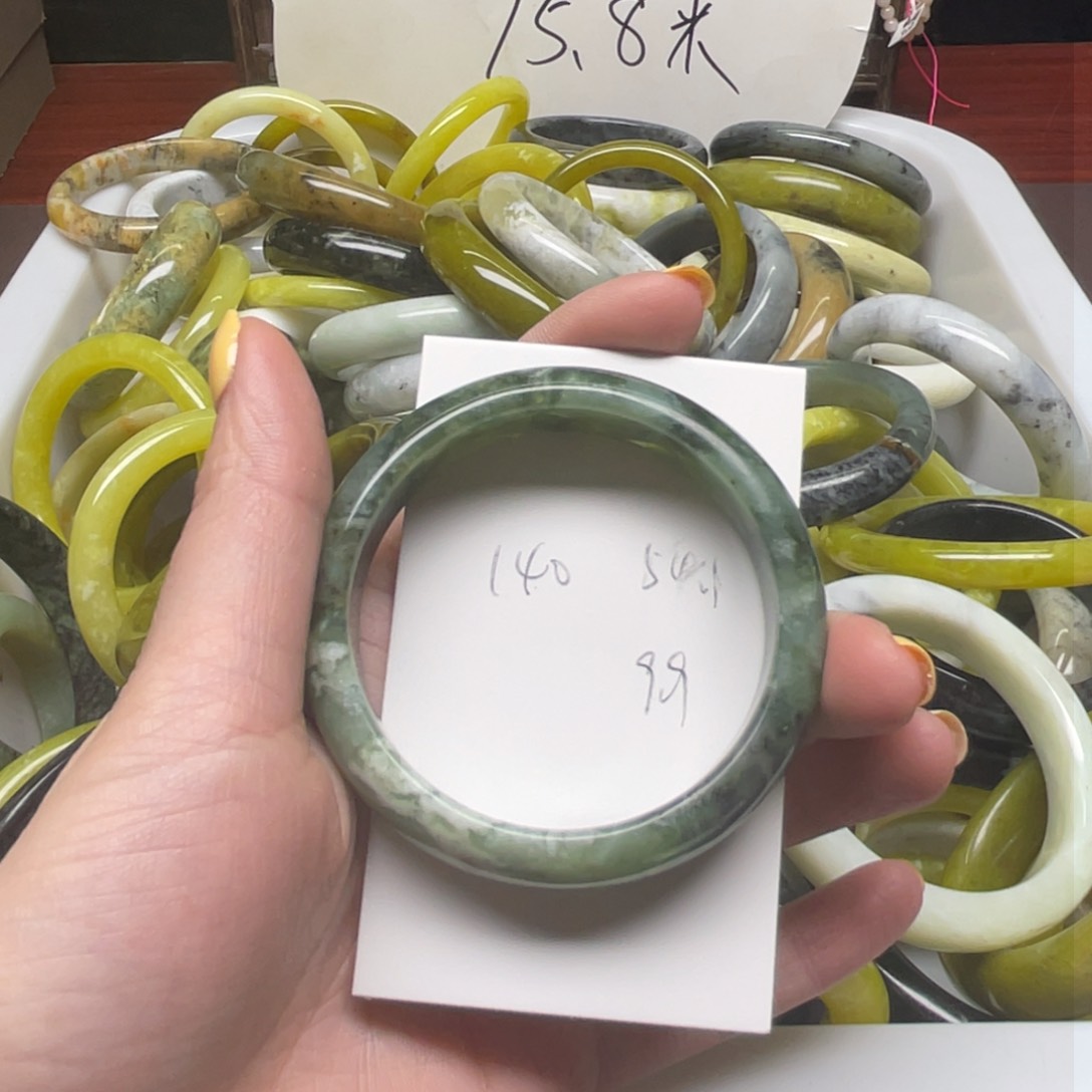 蛇纹石玉未镶嵌手镯