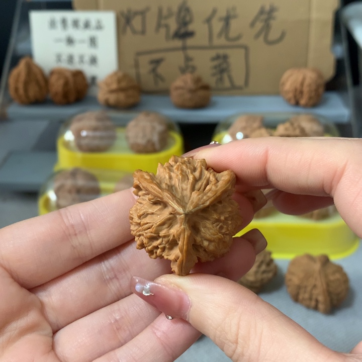 平***哥文玩核桃吊坠异形单只，有瑕疵