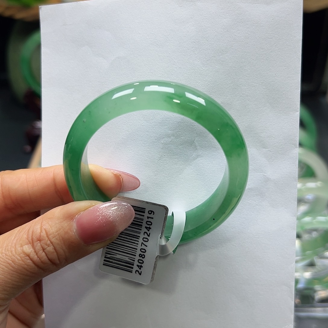 石英质玉手镯未镶嵌思****3