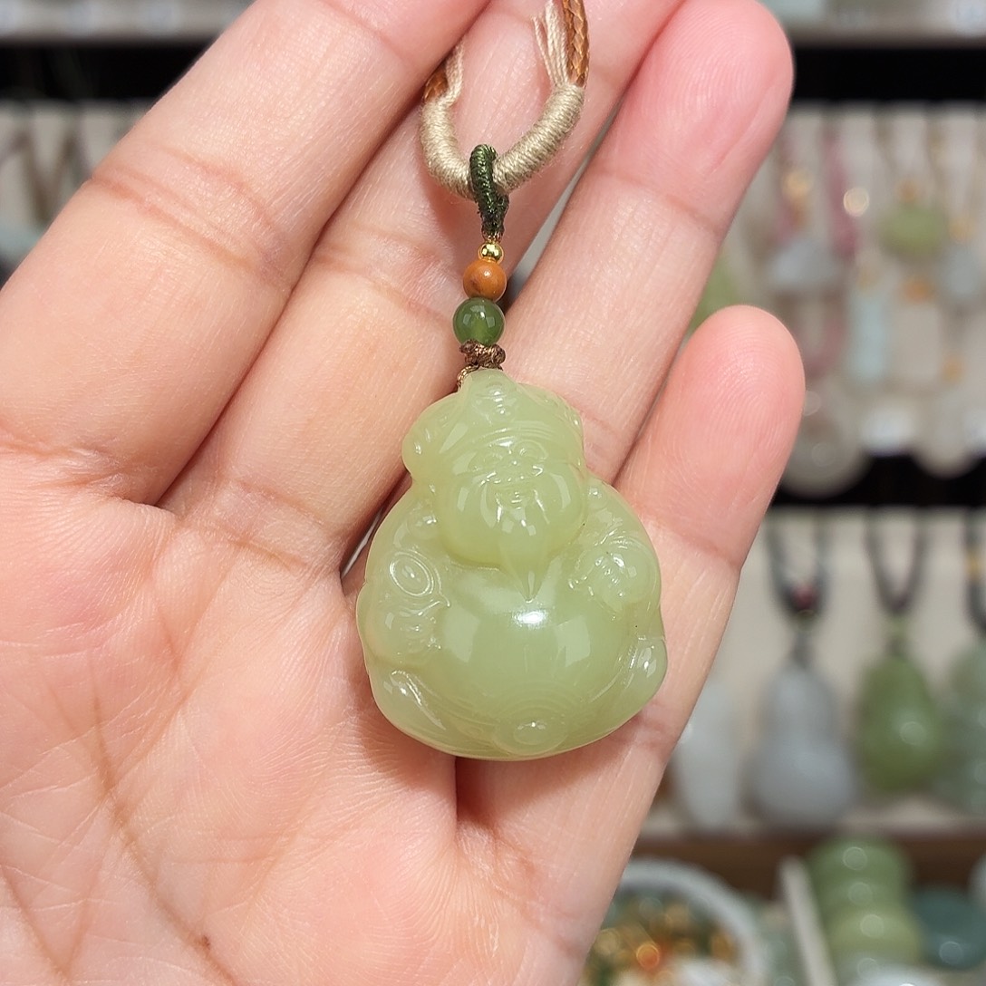 和田玉未镶嵌颈饰黄玉财神