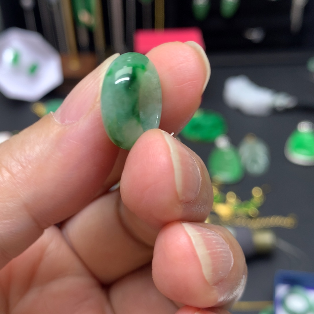 碧****翡翠未镶嵌颈饰有纹裂