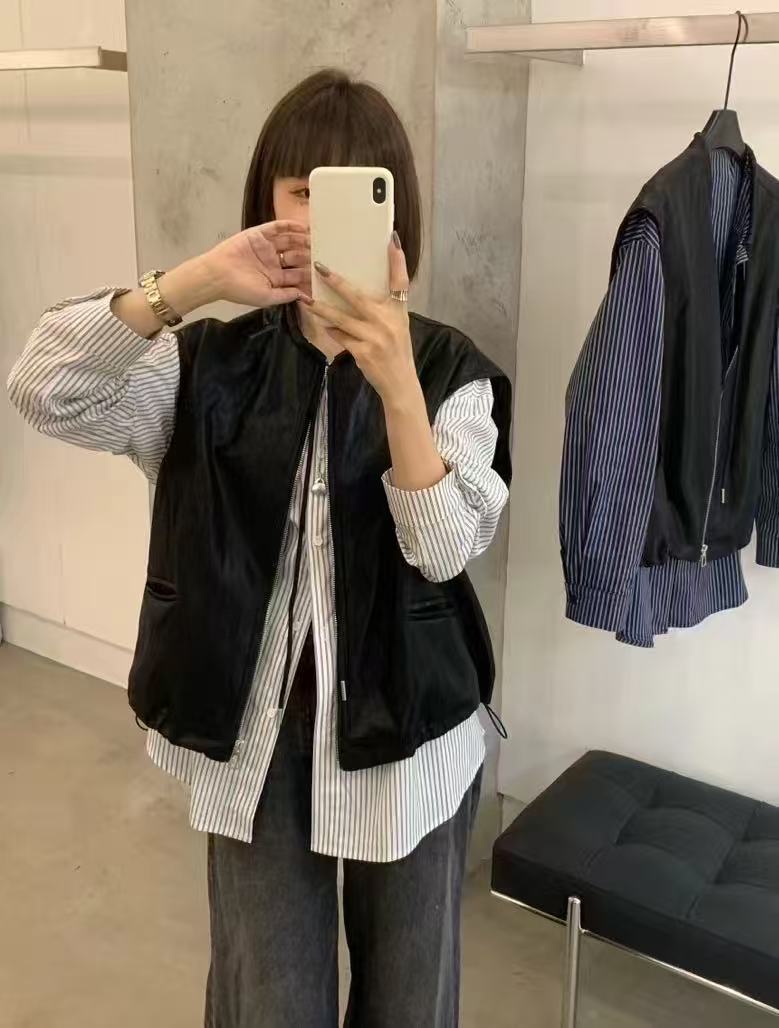 圆领时尚拉链短款百搭皮马夹加条纹衬衫