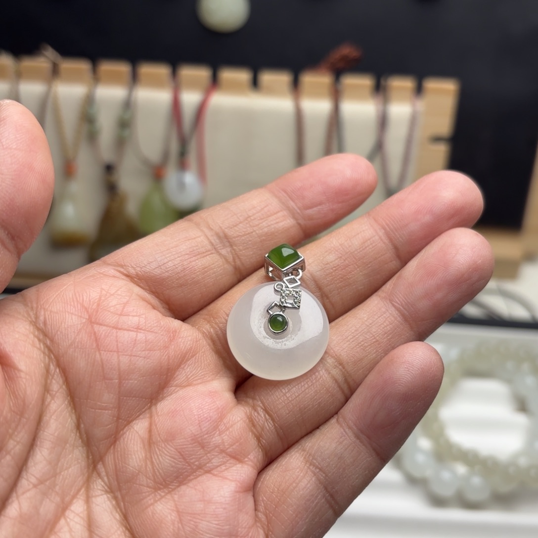 颈饰银S925镶嵌和田玉青***草