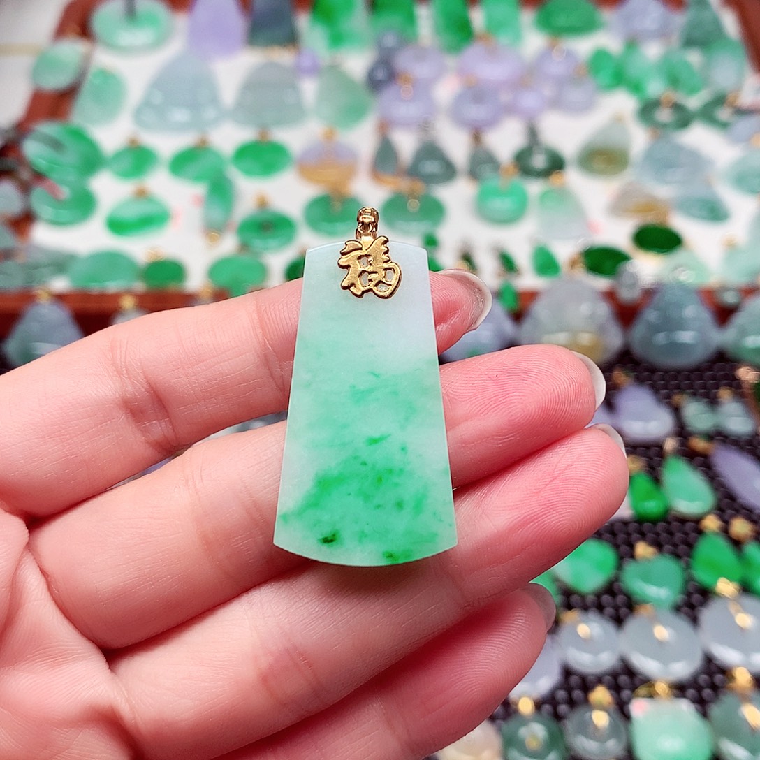 翡翠18K金镶嵌颈饰