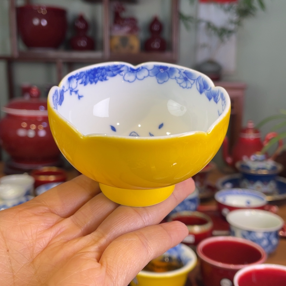清欢雅玩原矿帝王黄内绘蝶恋花花口杯